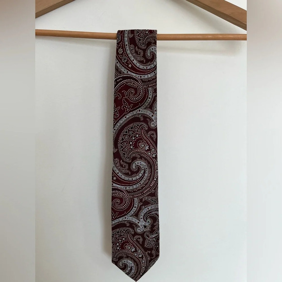 Jack Victor Men’s gray and red Paisley 100% silk tie - Picture 2 of 7